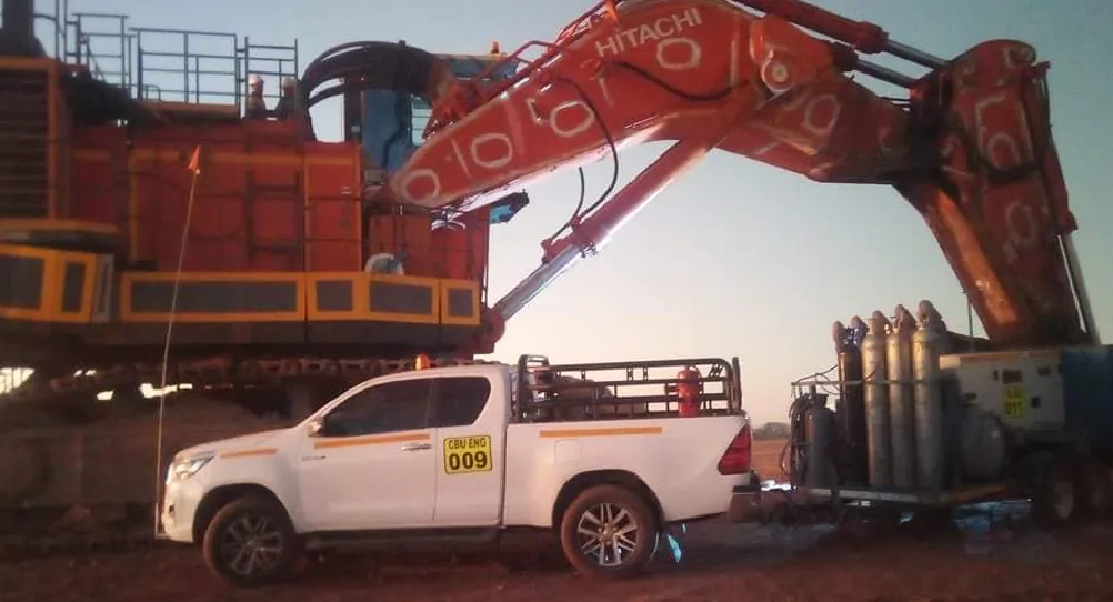 CBU Engineering mobile breakdown support beside a large Hitachi mining excavator